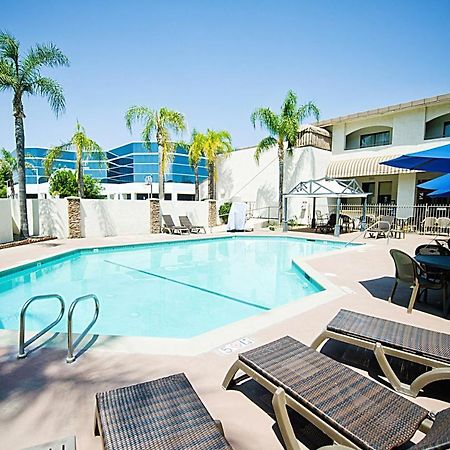 Hotel D'Lins Ontario Airport Dış mekan fotoğraf