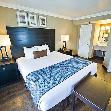 Hotel D'Lins Ontario Airport Dış mekan fotoğraf