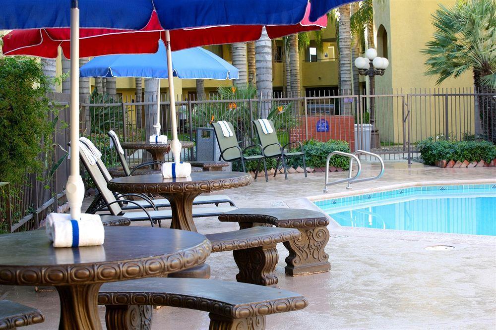 Hotel D'Lins Ontario Airport Dış mekan fotoğraf