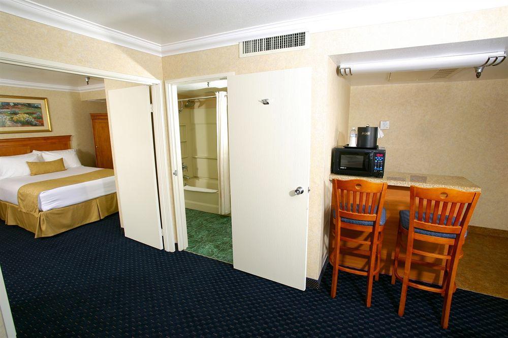 Hotel D'Lins Ontario Airport Dış mekan fotoğraf