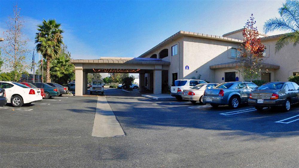 Hotel D'Lins Ontario Airport Dış mekan fotoğraf