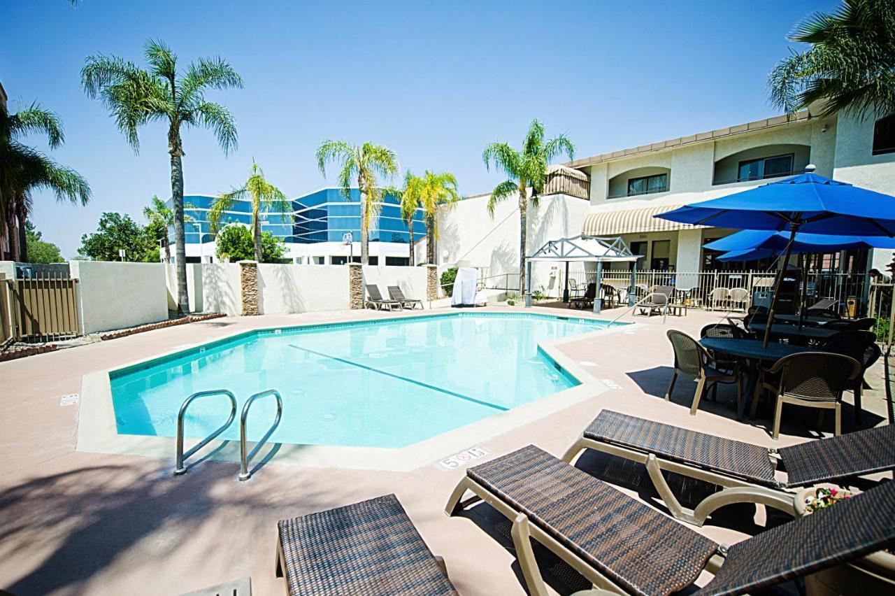 Hotel D'Lins Ontario Airport Dış mekan fotoğraf