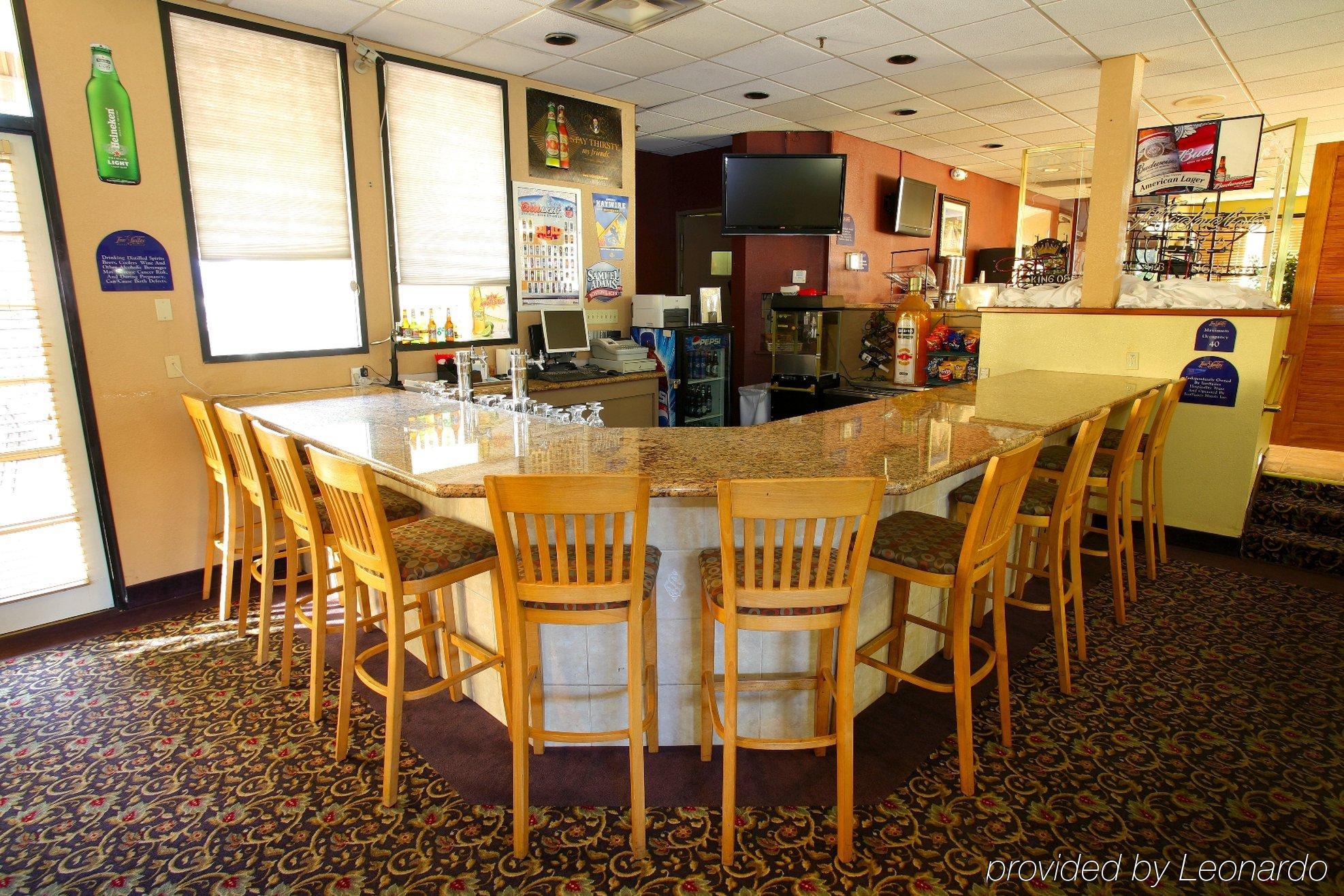 Hotel D'Lins Ontario Airport Restoran fotoğraf