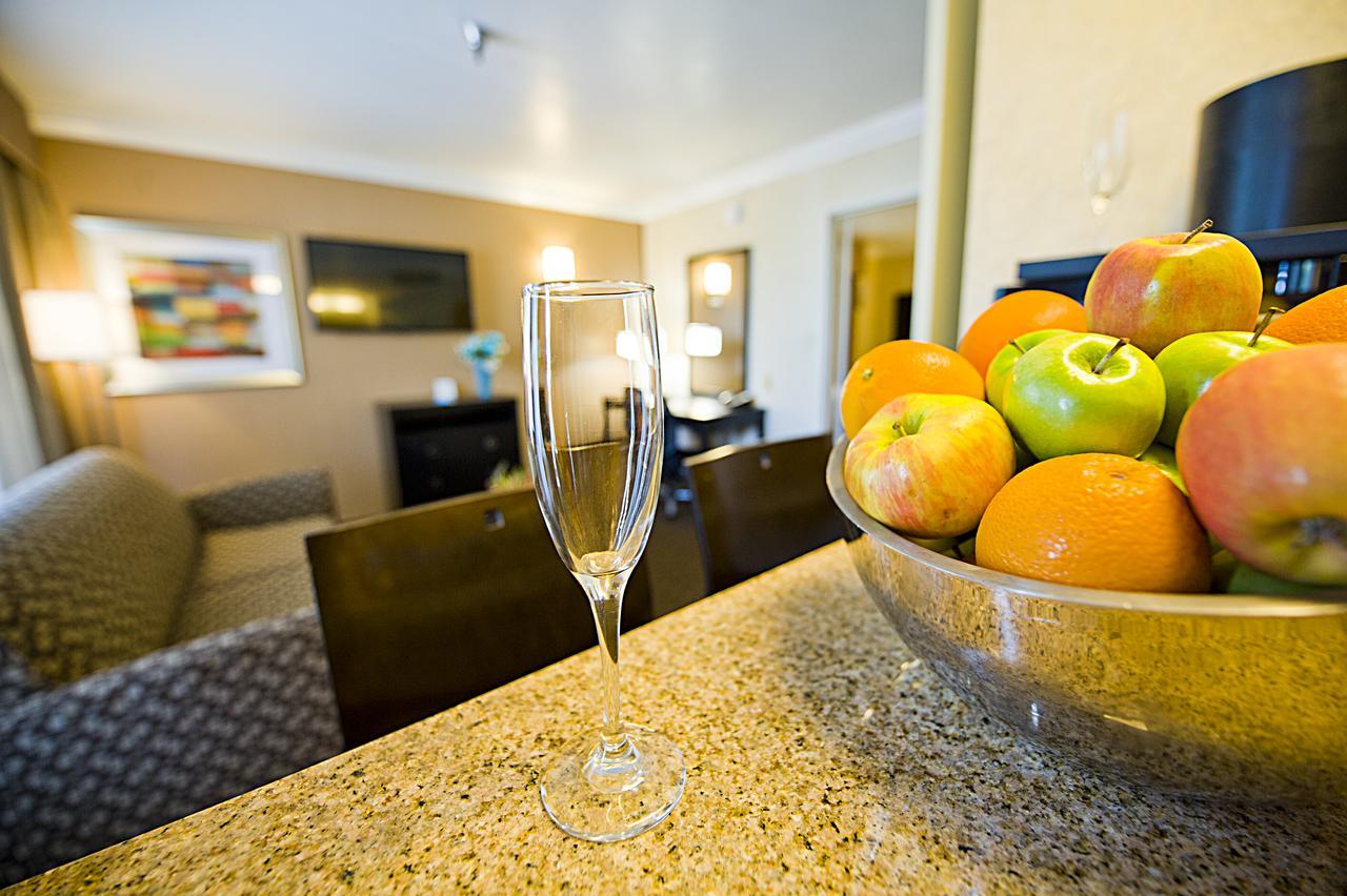 Hotel D'Lins Ontario Airport Dış mekan fotoğraf